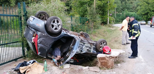 САОБРАЋАЈНА НЕСРЕЋА НА ПУТУ НИШ-ГАЏИН ХАН: Возило одвалило део бетонског прилаза, једна особа теже повређена (ФОТО)
